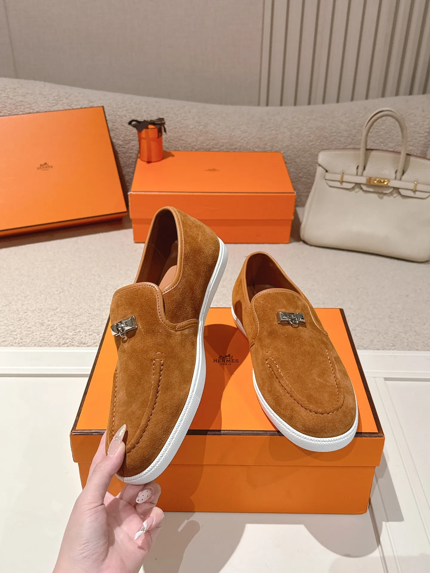 Men's Men's Shoes 600💰 Hermes# Couple Studded Loafers Calfskin and suede goatskin lace-up free sneakers with signature "H" detail. The design is simple and smooth, creating a fashionable urban look. It is comfortable and versatile. H family classics are not outdated, and the delivery counter is exquisitely packaged🛍📦 Fabric: Original customized imported first-layer cowhide/cow down Lining: Imported soft sheepskin Sole: Original open-molded anti-slip TPU material Size: 35-45